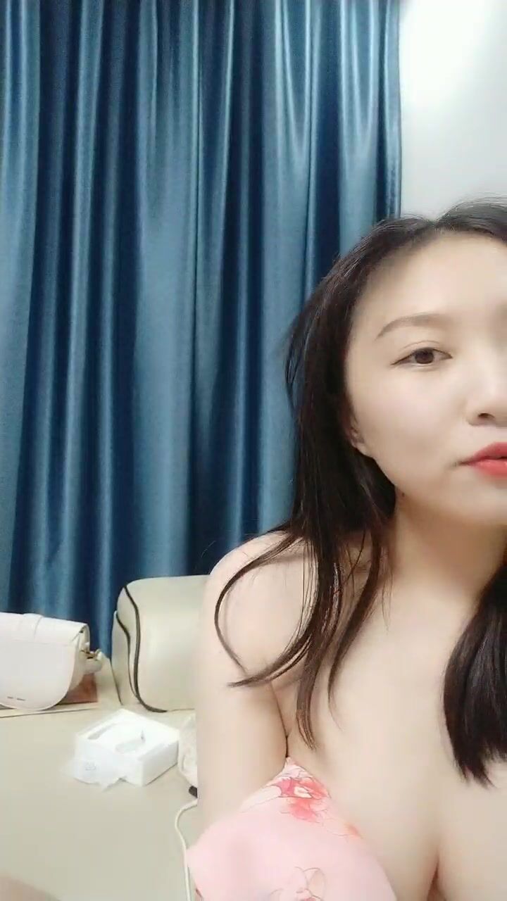 巨乳美少妇刚生完孩子就在房间中发骚，直播全裸自慰给狼友看看