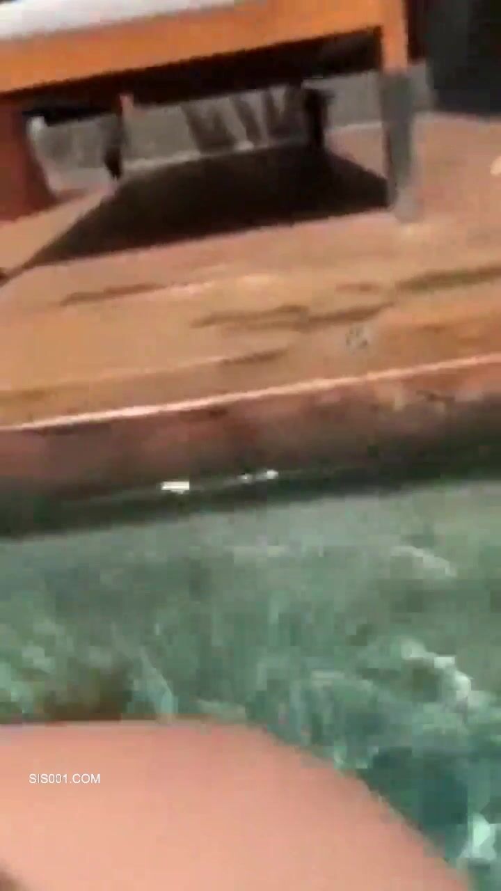 有钱是不够的 你还要有时间 还要会玩 约个美眉来个戏水鸳鸯 水里啪啪别有情调 这两个灯笼会不会是假的