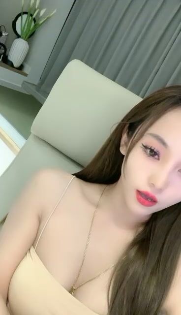 高颜值网红脸妹子直播撩骚网友，三点全漏，大奶十分粉嫩，超级粉嫩蝴蝶逼