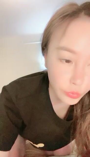 高颜值苗条独居女神，露脸自慰，粉色蝴蝶逼，奶子很大乳晕很粉