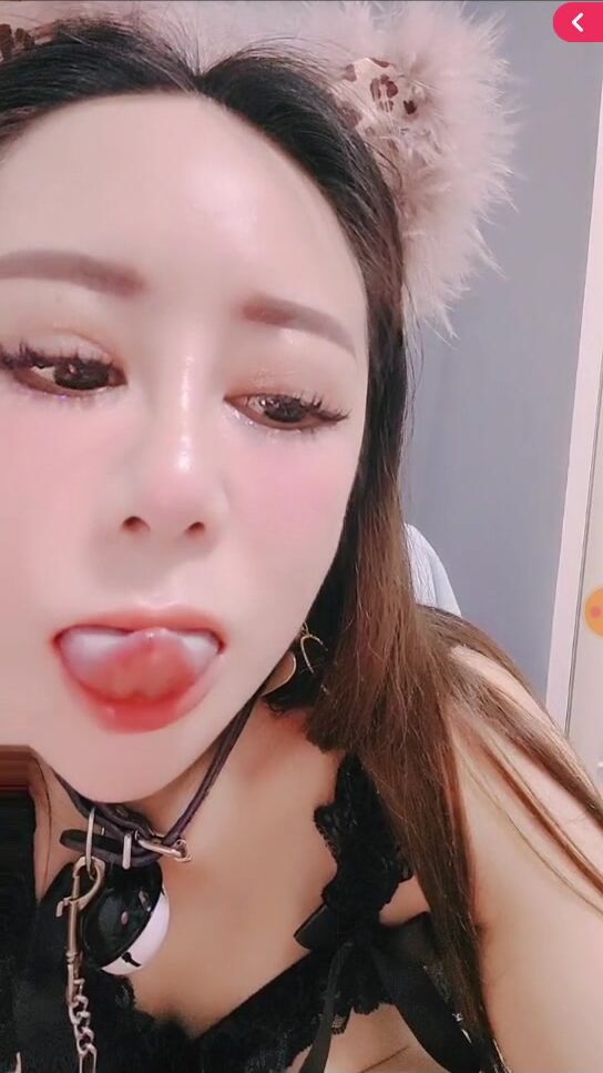 黑丝豹纹装扮网红脸美少妇，情趣狗链调教，双手挫奶，纤长手指挑逗白虎穴